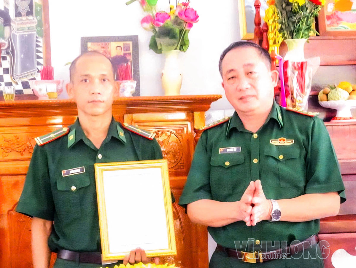 Đại tá Mai Văn Yên trao quyết định bàn giao nhà cho Thiếu tá Trầm Ngọc Lý.





