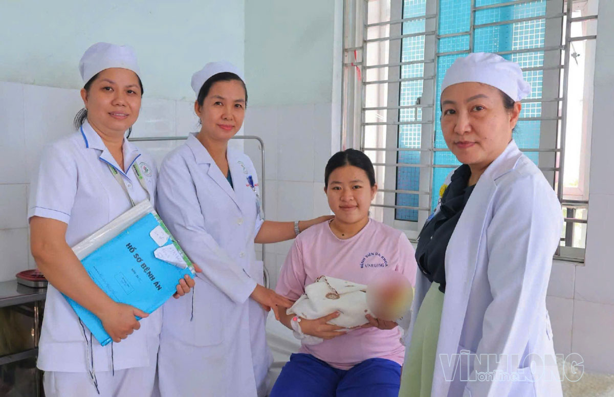 Ekip bác sĩ khoa Sản chúc mừng mẹ con sản phụ N.T.T. (làm mờ mặt BN dùm em, e cám ơn!)