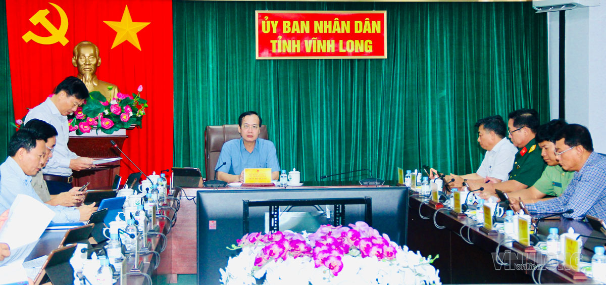 Đồng chí Trần Trí Quang- Phó Bí thư Tỉnh uỷ, Chủ tịch UBND tỉnh chủ trì cuộc họp nghe báo cáo tình hình triển khai quy hoạch tỉnh.