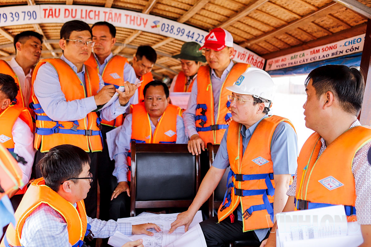 Phó Bí thư Tỉnh ủy, Chủ tịch UBND tỉnh Trần Trí Quang khảo sát thực địa Dự án Xây dựng kè sông Long Hồ (bờ Phường 4 và bờ Phường 5).