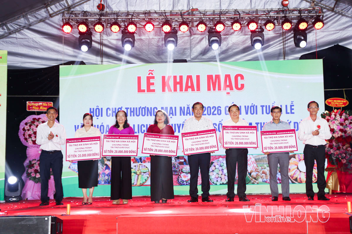 Đại diện Agribank Chi nhánh Mỏ Cày Bắc, Bến Tre trao 120 triệu đồng cho 6 trường học trên địa bàn xã, mỗi trường 20 triệu đồng, để thực hiện công tác an sinh giáo dục.