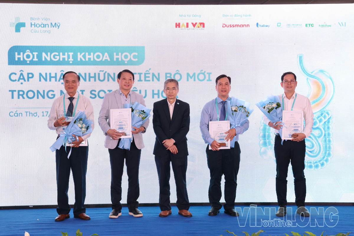 BGĐ Bệnh viện Hoàn Mỹ Cửu Long tặng hoa và kỷ niệm chương cho các diễn giả tham gia báo cáo tại hội nghị.