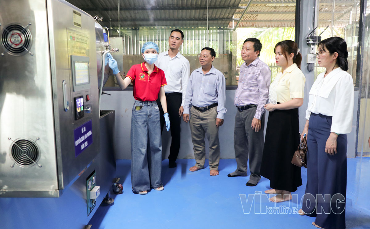 Trung tâm Khuyến công và Xúc tiến thương mại tỉnh nghiệm thu Đề án “Hỗ trợ ứng dụng máy móc thiết bị tiên tiến vào sản xuất Dừa sáp sấy” tại Công ty TNHH SX TM DV ABC Việt Nam, khóm Đa Cần, phường Hòa Thuận.

