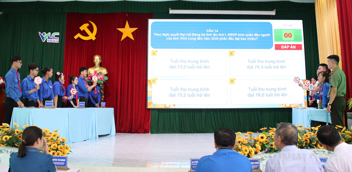Các đội trong phần thi “Lý luận trẻ thông thái”.