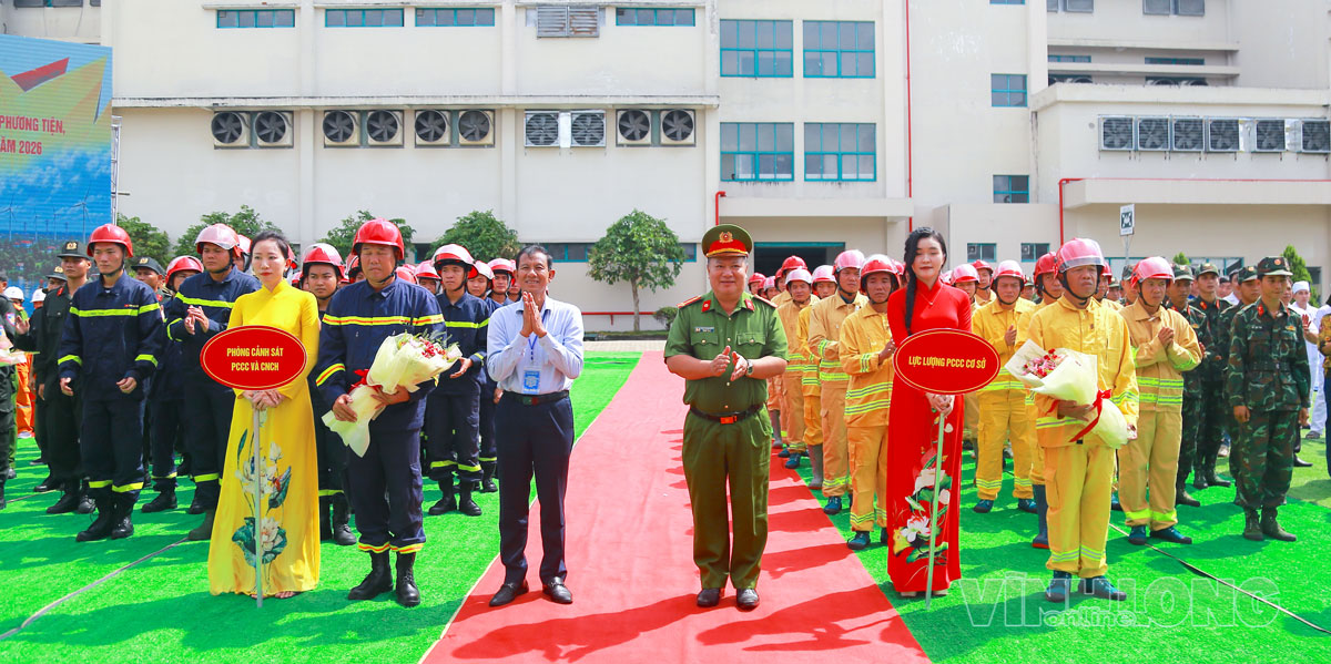 Đại tá Hoàng Ngọc Huynh- Phó Cục trưởng Cục Cảnh sát PCCC và CNCH (Bộ Công an) và đồng chí Đặng Văn Chính- Ủy viên Thường vụ Tỉnh ủy, Phó Chủ tịch Thường trực UBND tỉnh tặng hoa động viên các lực lượng tham gia diễn tập.