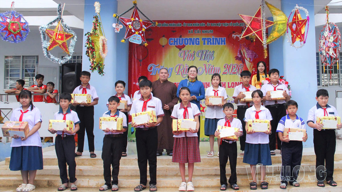 Trưởng Ban Tuyên giáo Tỉnh ủy Nguyễn Thị Minh Trang và Đại đức Thích Tâm Phúc tặng quà Trung thu cho học sinh có hoàn cảnh khó khăn.