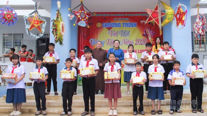 Trưởng Ban Tuyên giáo Tỉnh ủy Nguyễn Thị Minh Trang vui Tết Trung thu với học sinh Trường THCS Chánh An