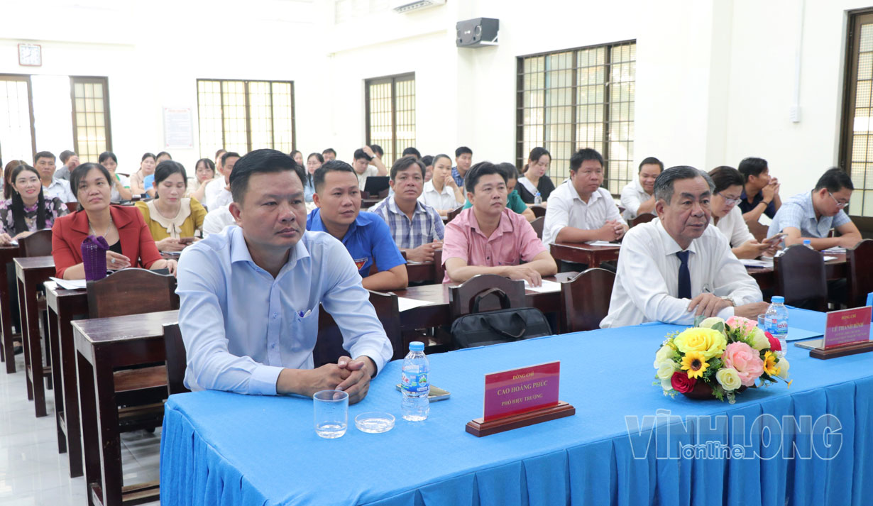 Đại biểu tham dự lễ khai giảng lớp tập huấn. Ảnh: SƠN TUYỀN