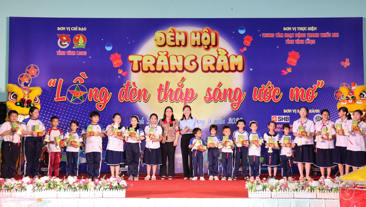 Dịp này, Trung tâm Hoạt động thanh thiếu nhi tỉnh cũng trao giải hội thi thiết kế và làm lồng đèn.