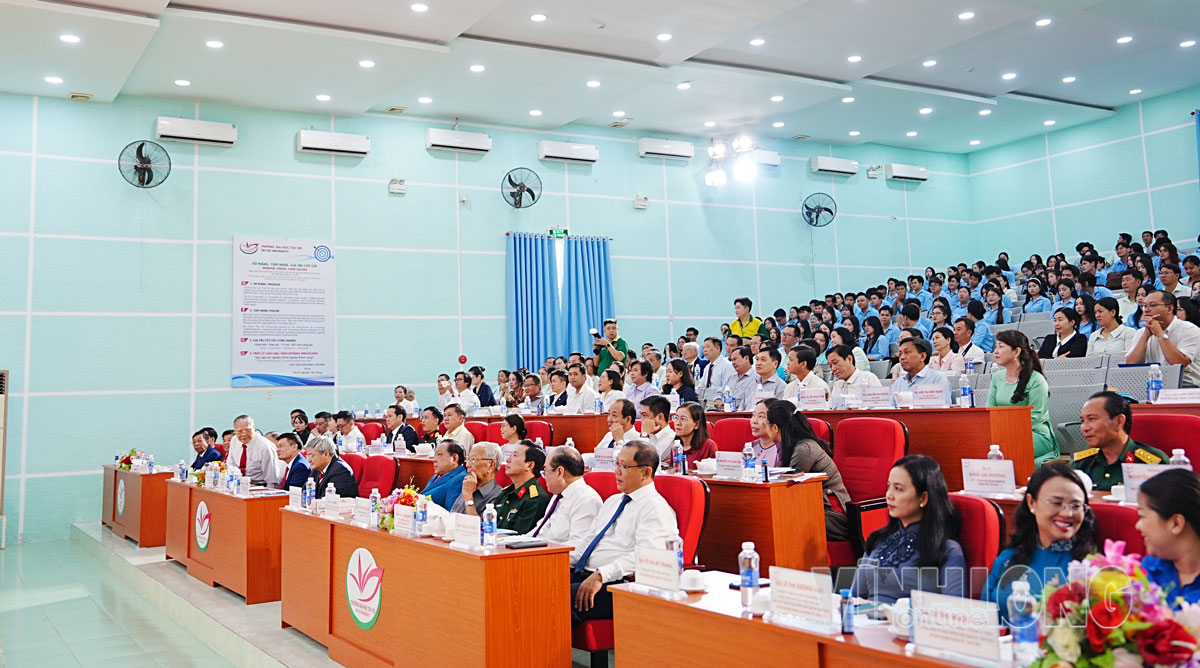 Đại biểu dự lễ khai giảng năm học mới 2026-2027 Trường ĐH Tây Đô.