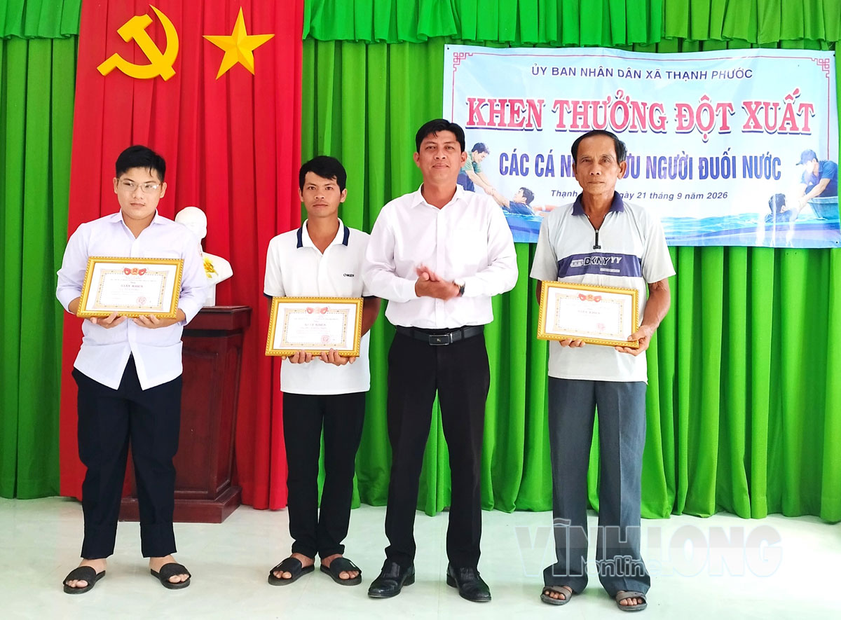 Ông Trần Trung Kiên - Phó Chủ tịch UBND xã Thạnh Phước trao giấy khen cho 3 cá nhân có thành tích cứu người đuối nước.