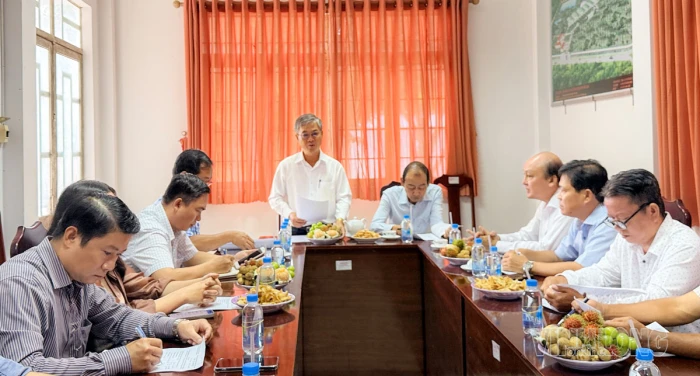 Phó Chủ tịch UBND tỉnh Châu Văn Hòa khảo sát hoạt động trại giống, trại heo sữa