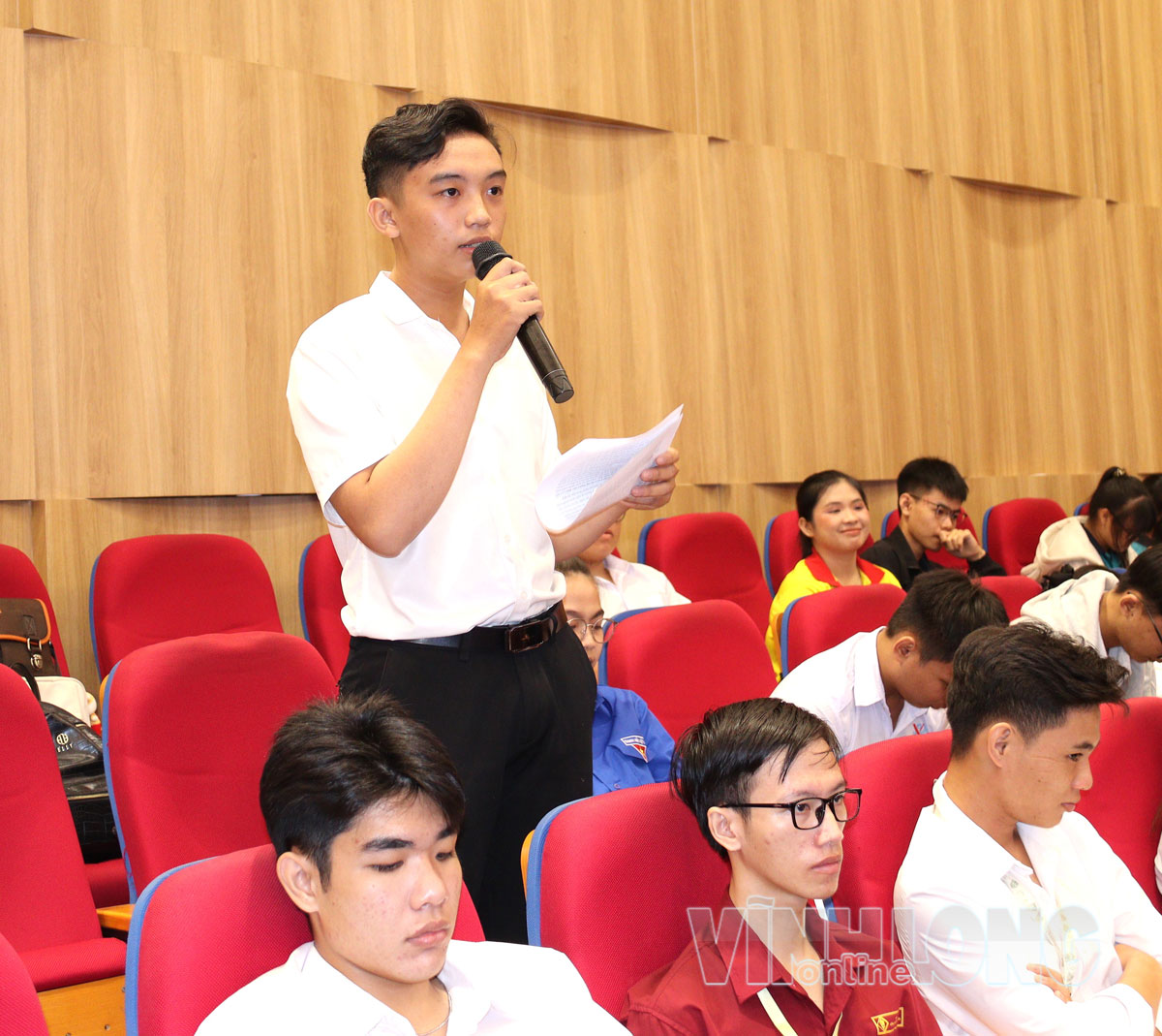 Sinh viên đặt câu hỏi tại chương trình đối thoại.