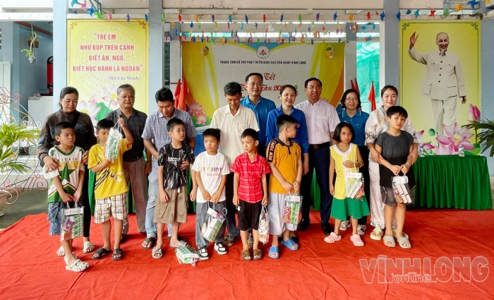 120 học sinh Trung tâm Hỗ trợ phát triển giáo dục hòa nhập tỉnh vui Tết Trung thu