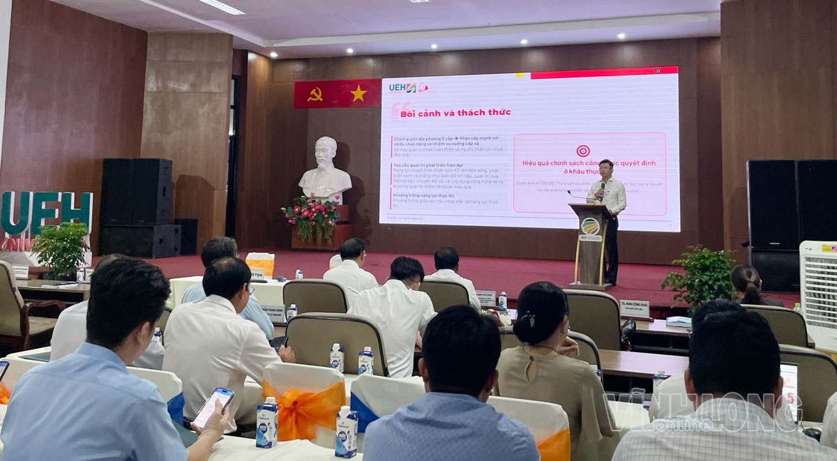 Đại biểu trình bày tham luận tại hội thảo.
