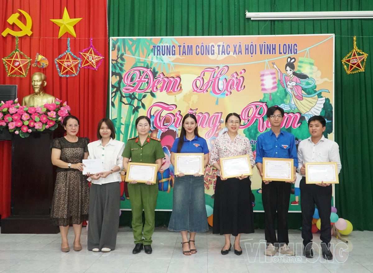 Trung tâm Công tác xã hội Vĩnh Long trao thư cảm ơn các đơn vị tài trợ.