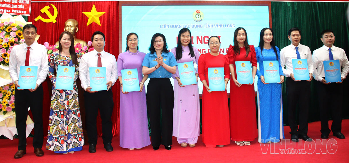 Đồng chí Lê Thị Kim Chi- Phó Chủ tịch Thường trực Liên đoàn Lao động tỉnh trao quyết định công nhận đoàn viên công đoàn.