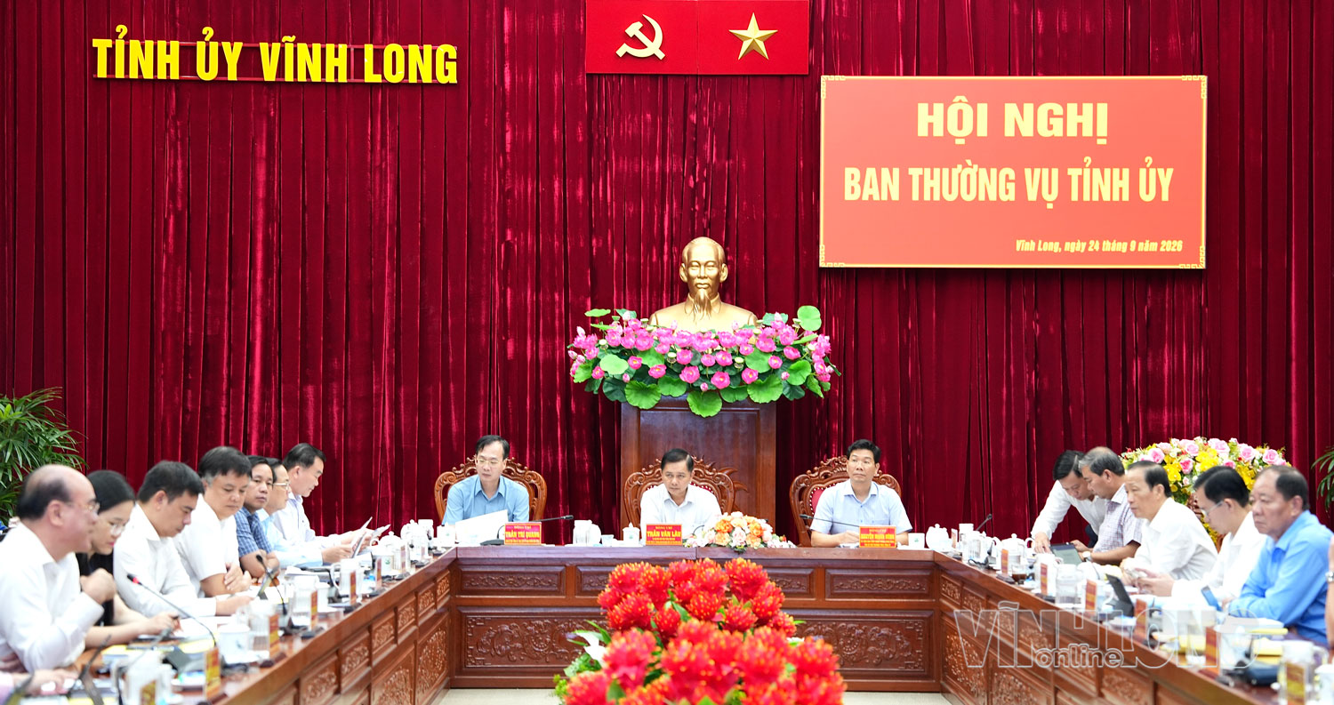 Các đồng chí: Trần Văn Lâu- Ủy viên Trung ương Đảng, Bí thư Tỉnh ủy; Nguyễn Mạnh Hùng- Ủy viên Trung ương Đảng, Phó Bí thư thường trực Tỉnh ủy; Trần Trí Quang- Phó Bí thư Tỉnh ủy, Chủ tịch UBND tỉnh chủ trì hội nghị.







