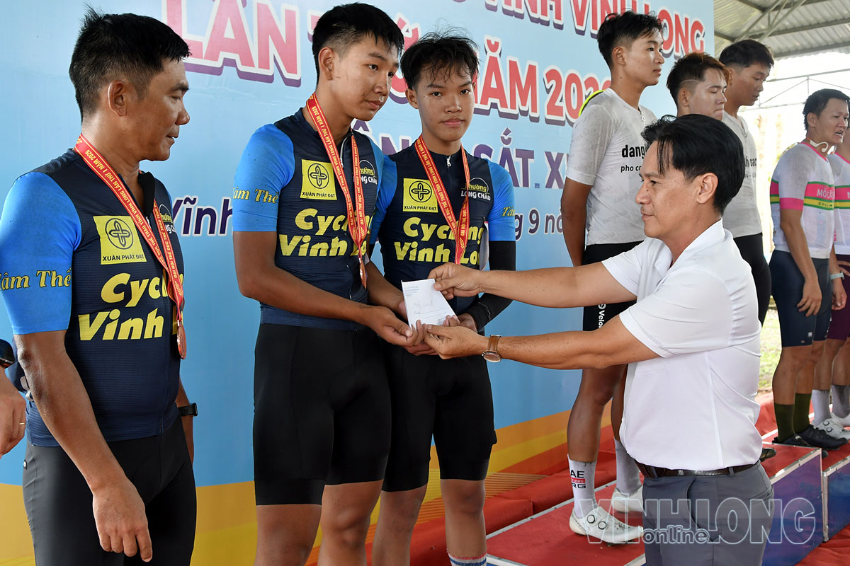 Ông Lý Trung Hậu- Phó Giám đốc Trung tâm Huấn luyện và Thi đấu thể thao Vĩnh Long trao khen thưởng cho các đội xếp Nhất, Nhì, Ba.