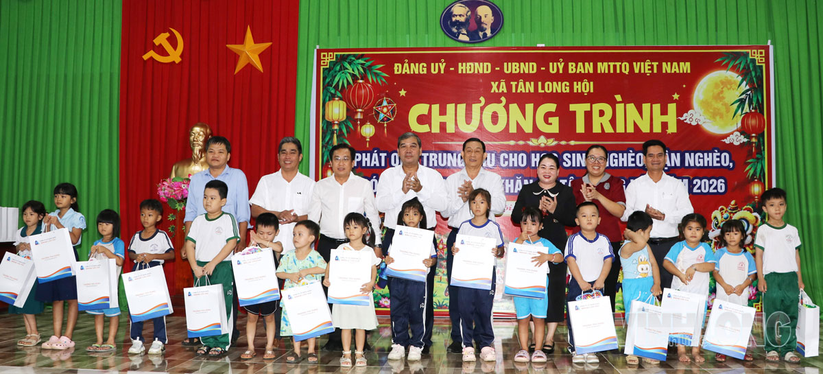 Đồng chí Kim Ngọc Thái- Phó Bí thư Tỉnh ủy, Chủ tịch Ủy ban MTTQ Việt Nam tỉnh cùng lãnh đạo sở ngành, địa phương tặng quà trung thu cho các em học sinh.

