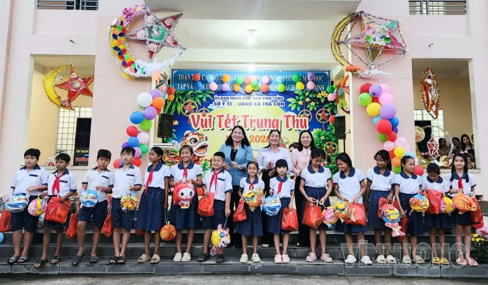Phó Chủ tịch UBND tỉnh Nguyễn Thị Bé Mười vui Tết Trung thu với trẻ em xã Trà Côn