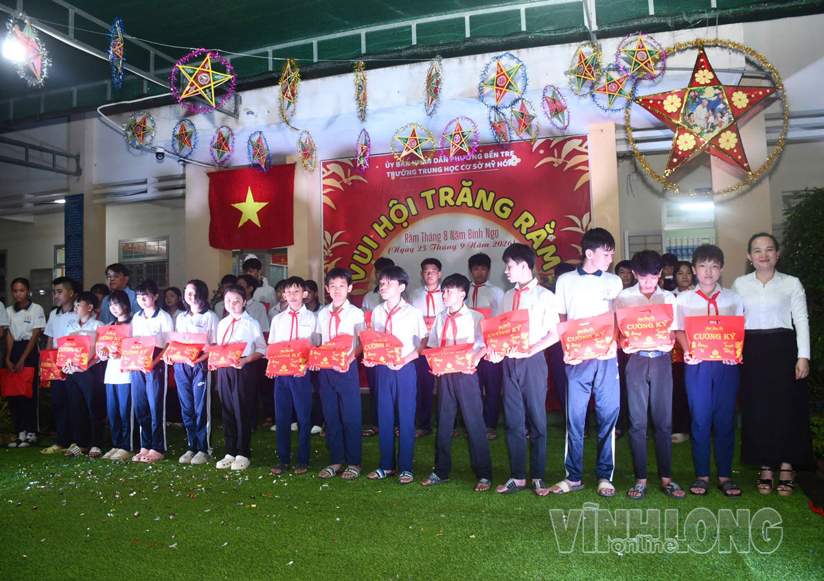  Lãnh đạo phường Bến Tre và Ban giám hiệu nhà trường tặng quà Trung thu cho các em.