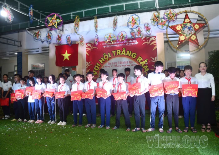 Trao tặng 300 phần quà cho thiếu nhi phường Bến Tre