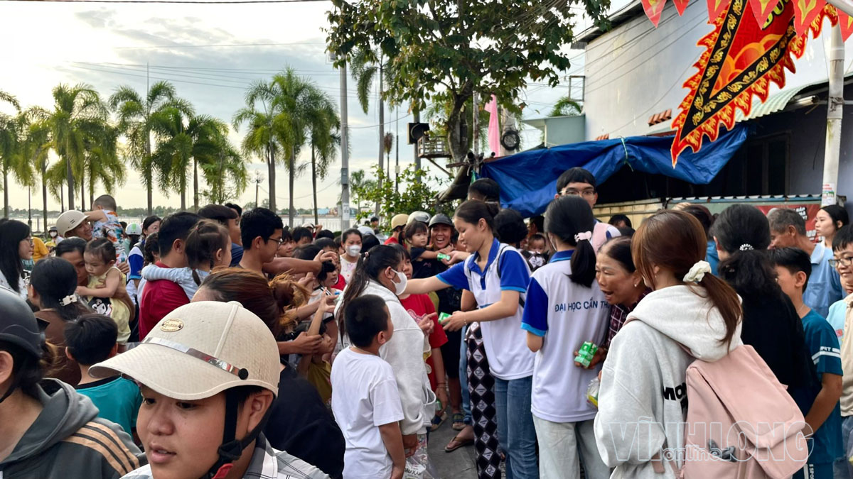 Các bạn sinh viên trao quà Trung thu cho các em học sinh.