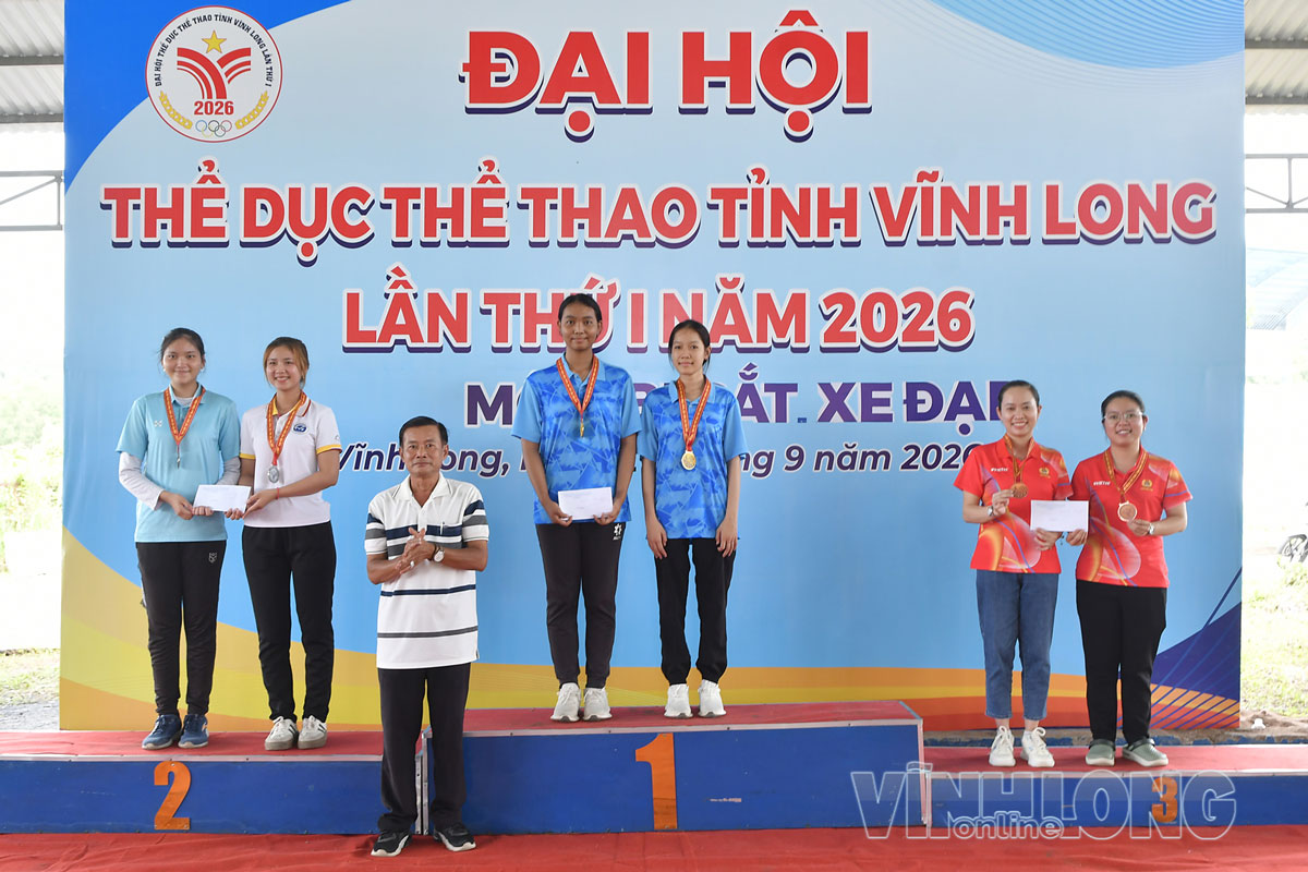 Ông Tôn Thanh Hải- Giám đốc Trung tâm Dịch vụ sự nghiệp công phường Trà Vinh trao giải ở nội dung đôi nữ.

