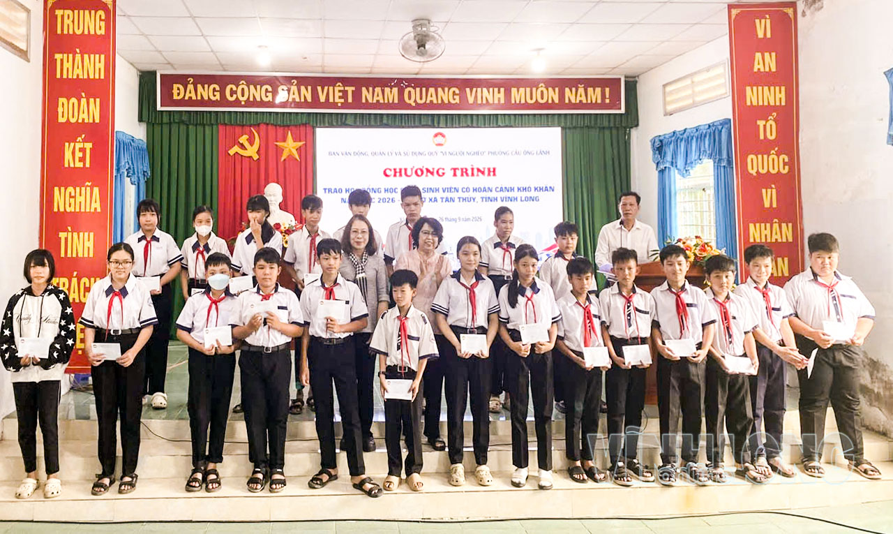 Đại biểu cùng các em chụp ảnh lưu niệm tại chương trình.