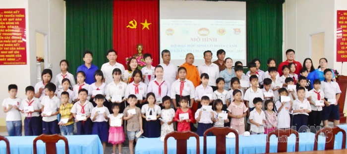 Trà Cú hỗ trợ học sinh hoàn cảnh khó khăn từ mô hình đỡ đầu