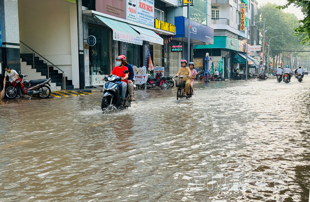 Triều cường gập ngập nhiều tuyến đường.