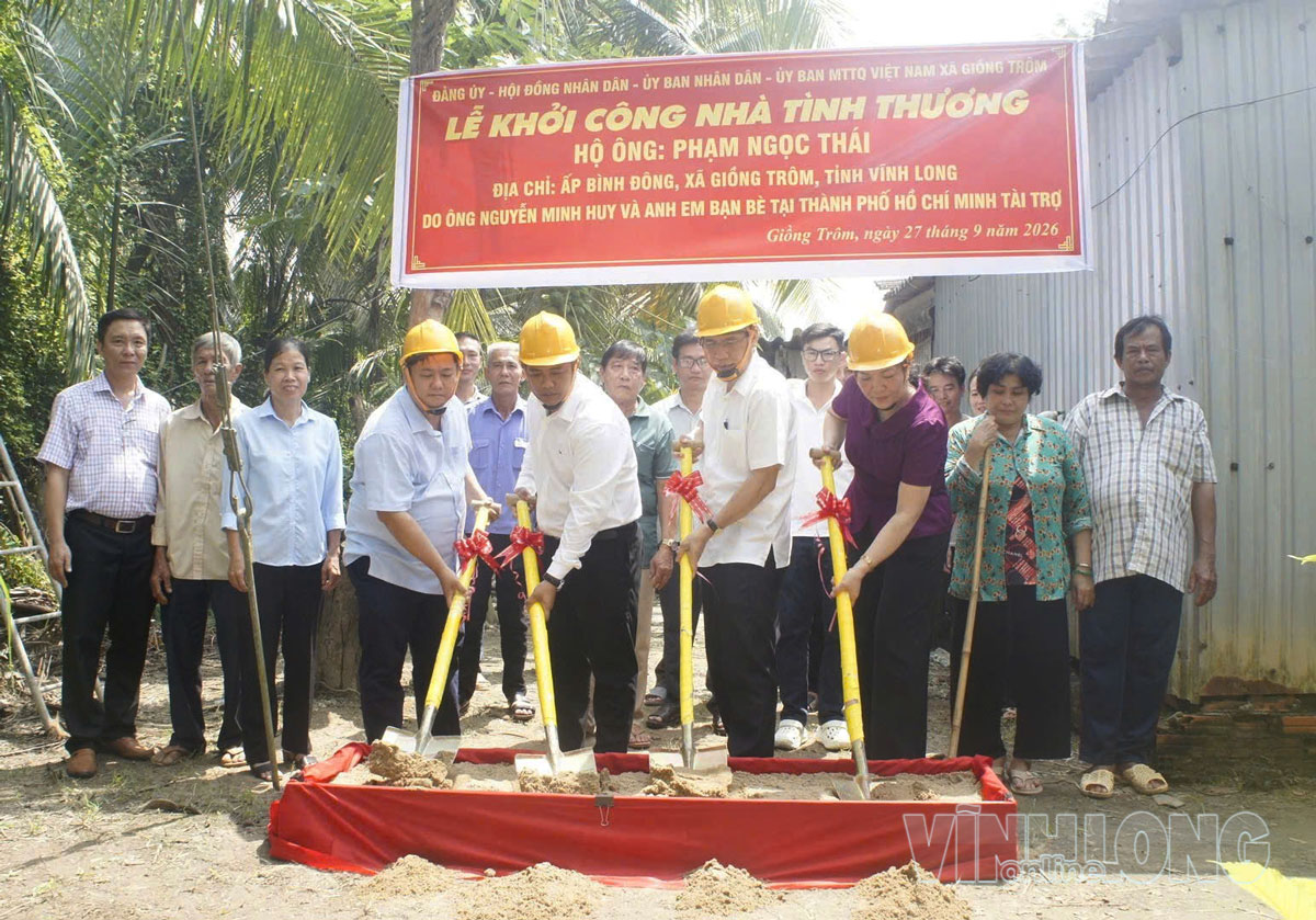 Xã Giồng Trôm khởi công xây dựng nhà tình thương cho hộ ông Phạm Ngọc Thái.