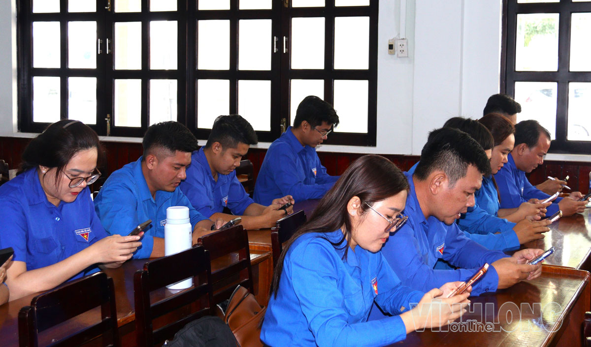 Các thí sinh trong phần thi “Bí thư đoàn cơ sở thông thái”- thi trắc nghiệm trực tuyến.