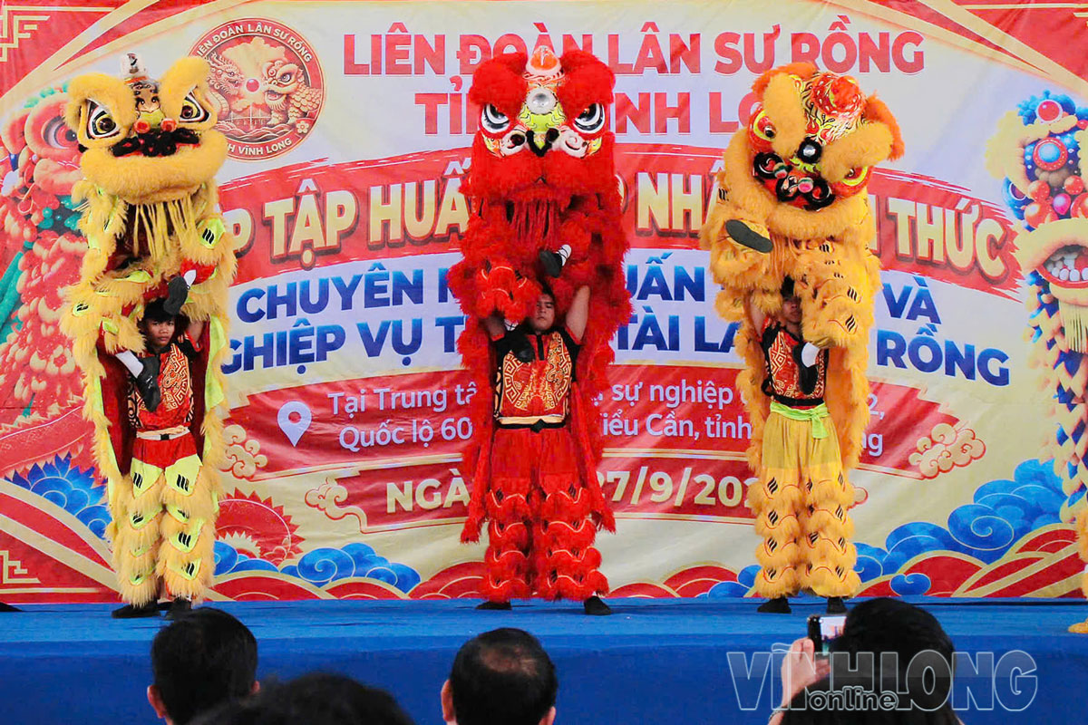 Phần biểu diễn múa lân của học viên tại lớp tập huấn.