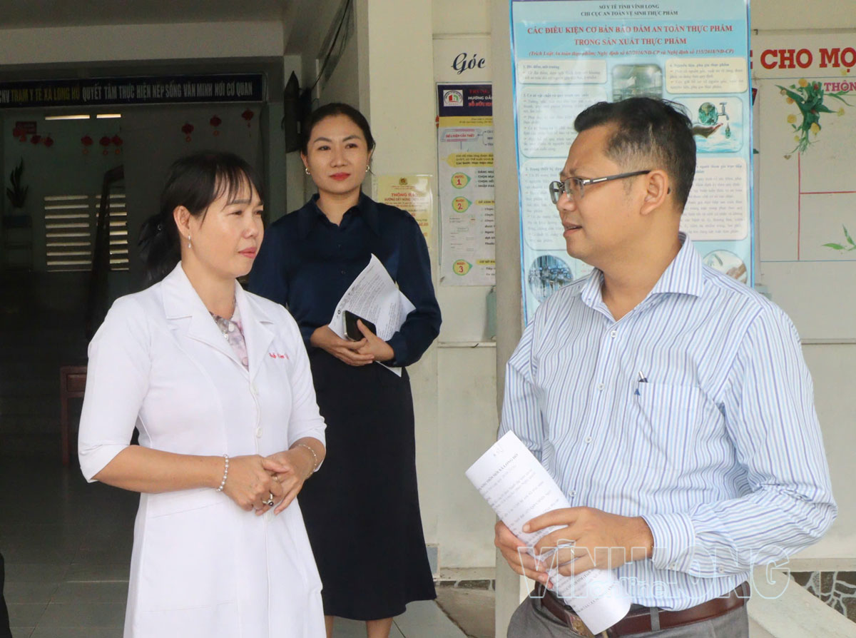 Đoàn khảo sát thực tế tại Trạm y tế xã Long Hồ.


