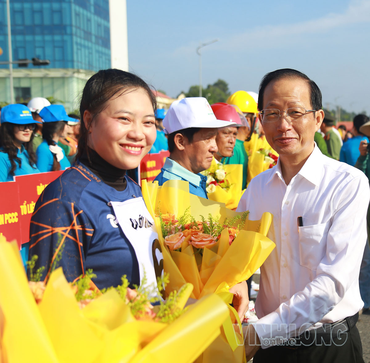 Đồng chí Nguyễn Trúc Sơn – Ủy viên Thường vụ Tỉnh ủy, Phó Chủ tịch UBND tỉnh tặng hoa động viên các đội dự thi.