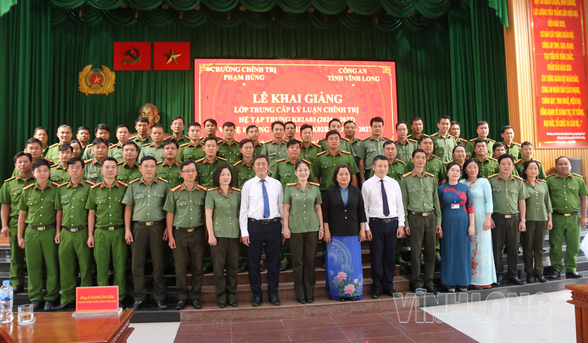 Đại biểu, giảng viên và tập thể lớp K02B04 (năm học 2026 - 2027) chụp ảnh lưu niệm tại lễ khai giảng.
