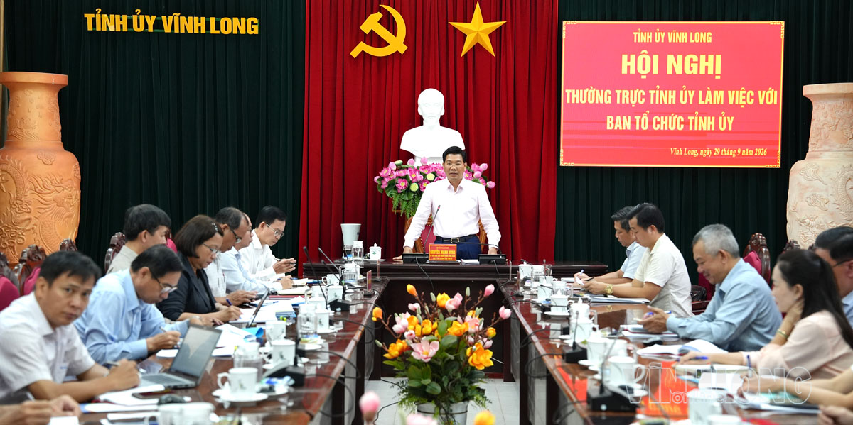 Phó Bí thư Thường trực Tỉnh ủy Nguyễn Mạnh Hùng phát biểu tại buổi làm việc với Ban Tổ chức Tỉnh ủy.