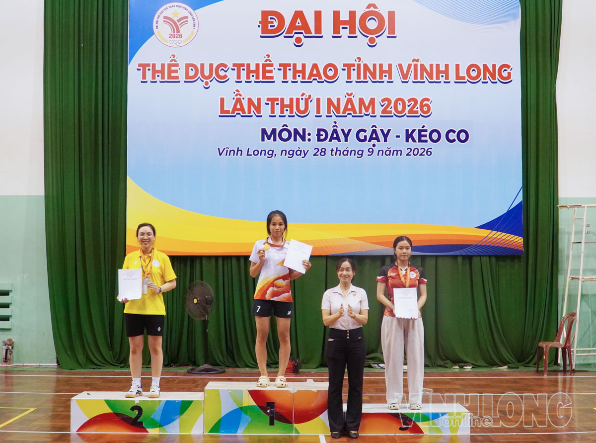  Phó Giám đốc Trung tâm Huấn luyện và Thi đấu thể thao cơ sở Bến Tre Võ Thị Anh Thư trao giải cho vận động viên.

