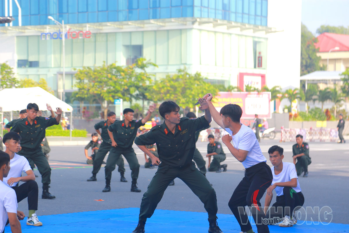 Mở đầu hội thi là chương trình đồng diễn võ thuật của cán bộ, chiến sĩ Công an tỉnh Vĩnh Long. Võ thuật Công an nhân dân được hình thành trên cơ sở tổng hợp, kế thừa, chọn lọc tinh hoa từ các môn võ khác ở trong nước và thế giới, được nghiên cứu, huấn luyện, sử dụng và tổng kết từ thực tiễn trong công tác đấu tranh phòng, chống tội phạm, bảo vệ an ninh quốc gia và bảo đảm trật tự, an toàn xã hội.