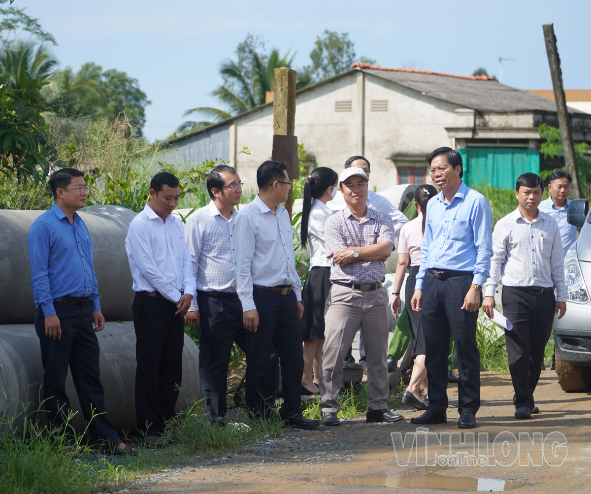 Đoàn công tác Ban Chỉ đạo thực hiện các Chương trình mục tiêu quốc gia tỉnh kiểm tra thực tế tuyến đường ĐX01 từ vòng xoay đến giáp ranh xã An Hiệp.