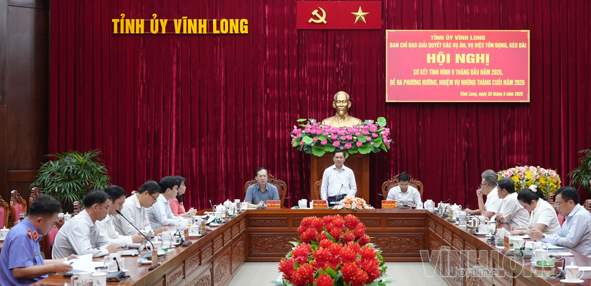 Trần Văn Lâu - Ủy viên Trung ương Đảng, Bí thư Tỉnh ủy; Nguyễn

Mạnh Hùng - Ủy viên Trung ương Đảng, Phó Bí thư Thường trực Tỉnh ủy; Trần Trí Quang - Phó Bí thư Tỉnh ủy, Chủ tịch UBND tỉnh chủ trì hội nghị.