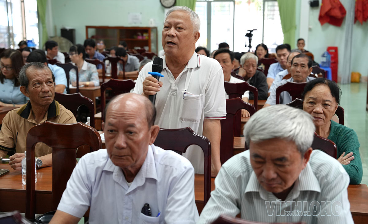 Cử tri Nguyễn Huy Tiệm (khóm 10, phường Phước Hậu) kiến nghị về lĩnh vực dân sinh. Ảnh: HẢI YẾN