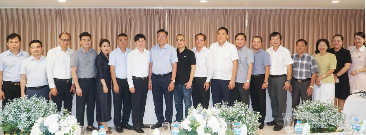 Các đại biểu chụp ảnh lưu niệm tại hội nghị kết nối giao thương giữa tỉnh Lào Cai và tỉnh Vĩnh Long.