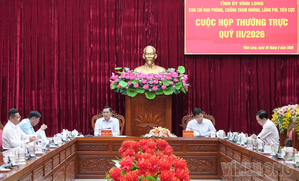 Các đồng chí: Trần Văn Lâu - Ủy viên Trung ương Đảng, Bí thư Tỉnh ủy; Nguyễn Mạnh Hùng - Ủy viên Trung ương Đảng, Phó Bí thư Thường trực Tỉnh ủy chủ trì hội nghị.