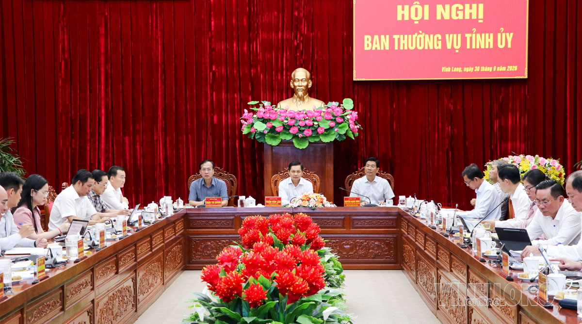 Các đồng chí: Trần Văn Lâu- Ủy viên Trung ương Đảng, Bí thư Tỉnh ủy; Nguyễn Mạnh Hùng- Ủy viên Trung ương Đảng, Phó Bí thư Thường trực Tỉnh ủy; Trần Trí Quang- Phó Bí thư Tỉnh ủy, Chủ tịch UBND tỉnh chủ trì hội nghị.