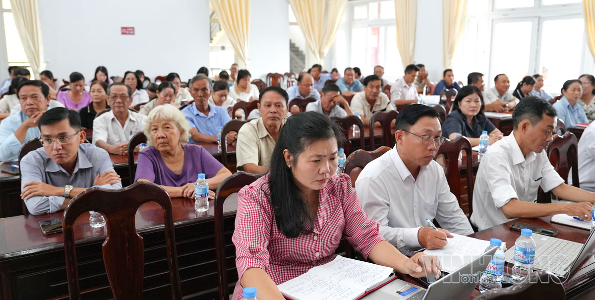 Gần 100 cử tri xã Long Hồ tham dự buổi tiếp xúc cử tri trước Kỳ họp thứ 2. Ảnh: HẢI YẾN