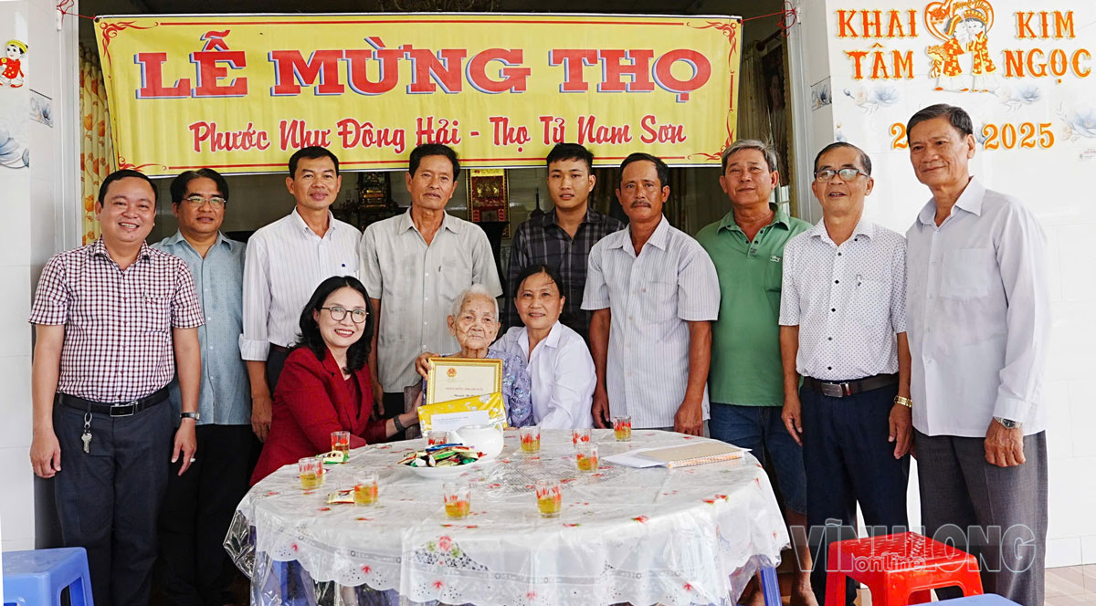 Giám đốc Sở Y tế Hồ Thị Thu Hằng cùng đoàn công tác trao Thiếp mừng thọ của Chủ tịch nước và quà cho cụ Nguyễn Thị Chính (ấp Phước Định).

