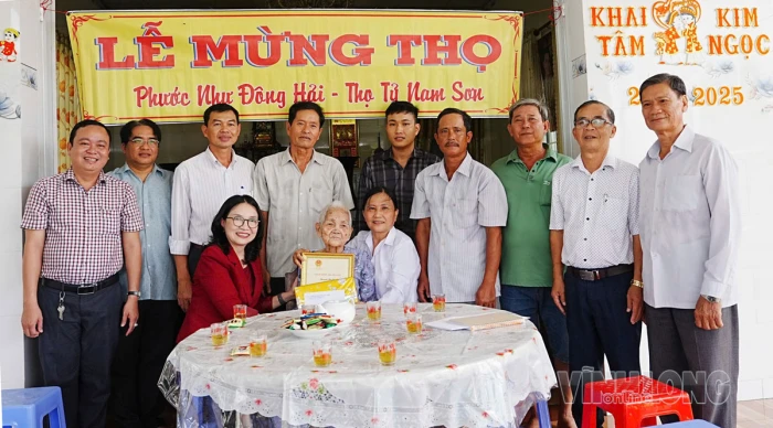 Thăm, chúc thọ các cụ 100 tuổi tại xã An Bình